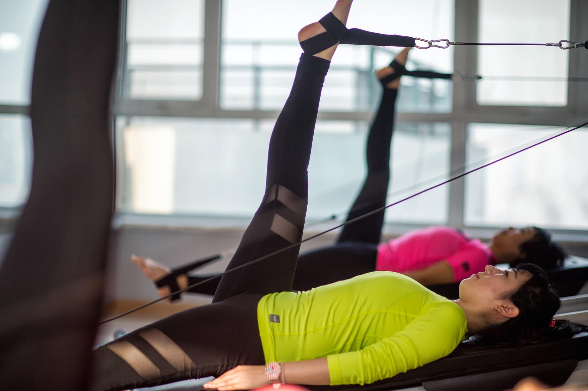  Persoane practicand pilates in sala de fitness