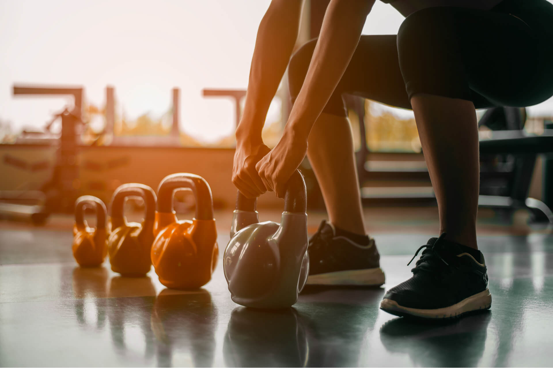 Persoara ridicand greutati in sala de fitness