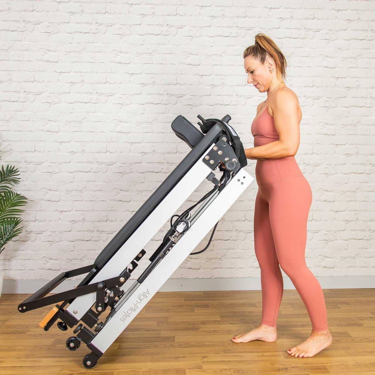 Plierea reformer-ului dupa executarea antrenamentului de pilates