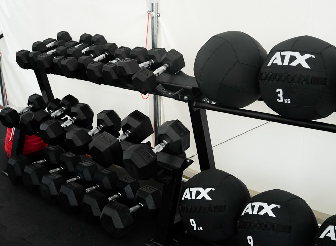 Gantere si mingi fitness intr-o sala de sport