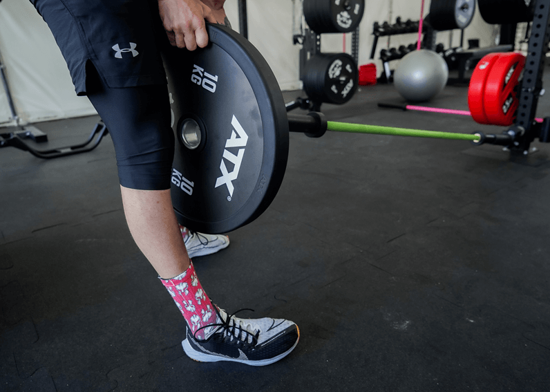 Antrenament functional cu discuri intr-o sala de sport