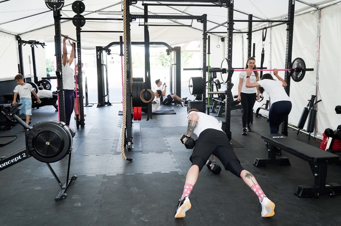 Antrenament functional cu persoane care se antreneaza intr-o sala de sport