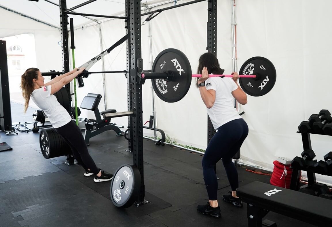Antrenament fitness la corzi suspendate si haltere