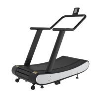 Bandă de alergare curbată autopropulsată Curved RESISTANCE cu brate lungi de sustinere